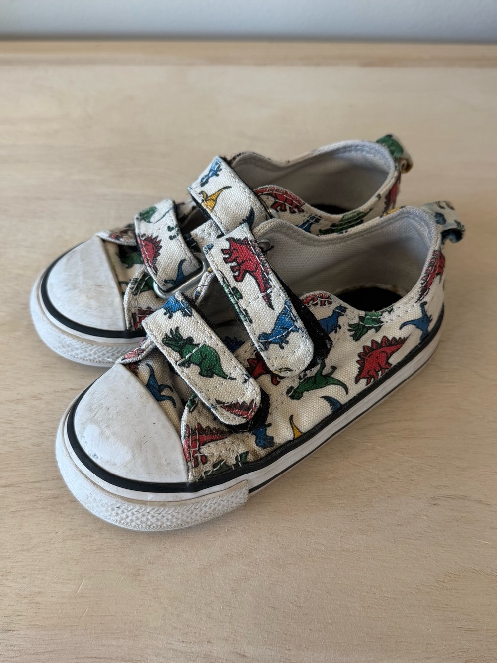 Converse All-Star Toddler Size 7
Colorful Dinosaur Double Strap
Sneakers